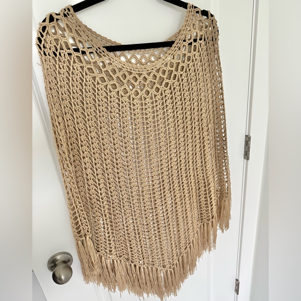 Loose knit shawl/poncho in beige. - Picture 3 of 3